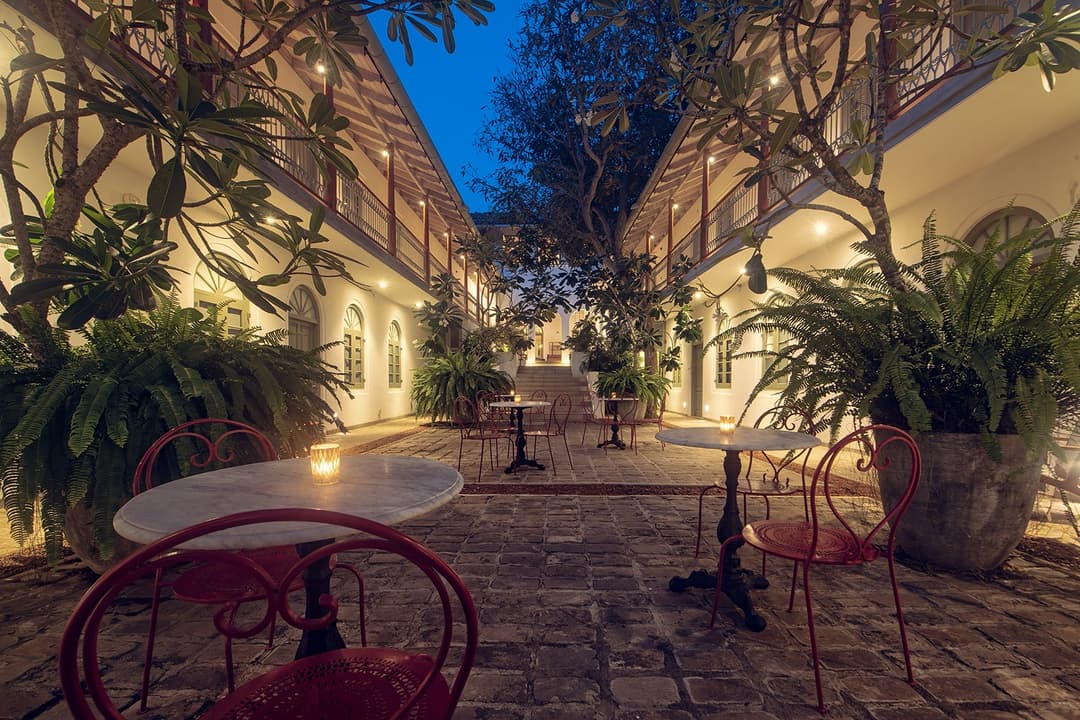Fort Bazaar Galle courtyard dining area at night
