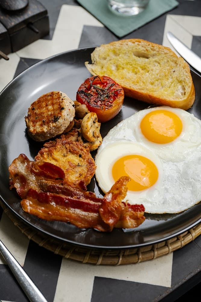 Fort Bazaar Galle breakfast plate with eggs and bacon