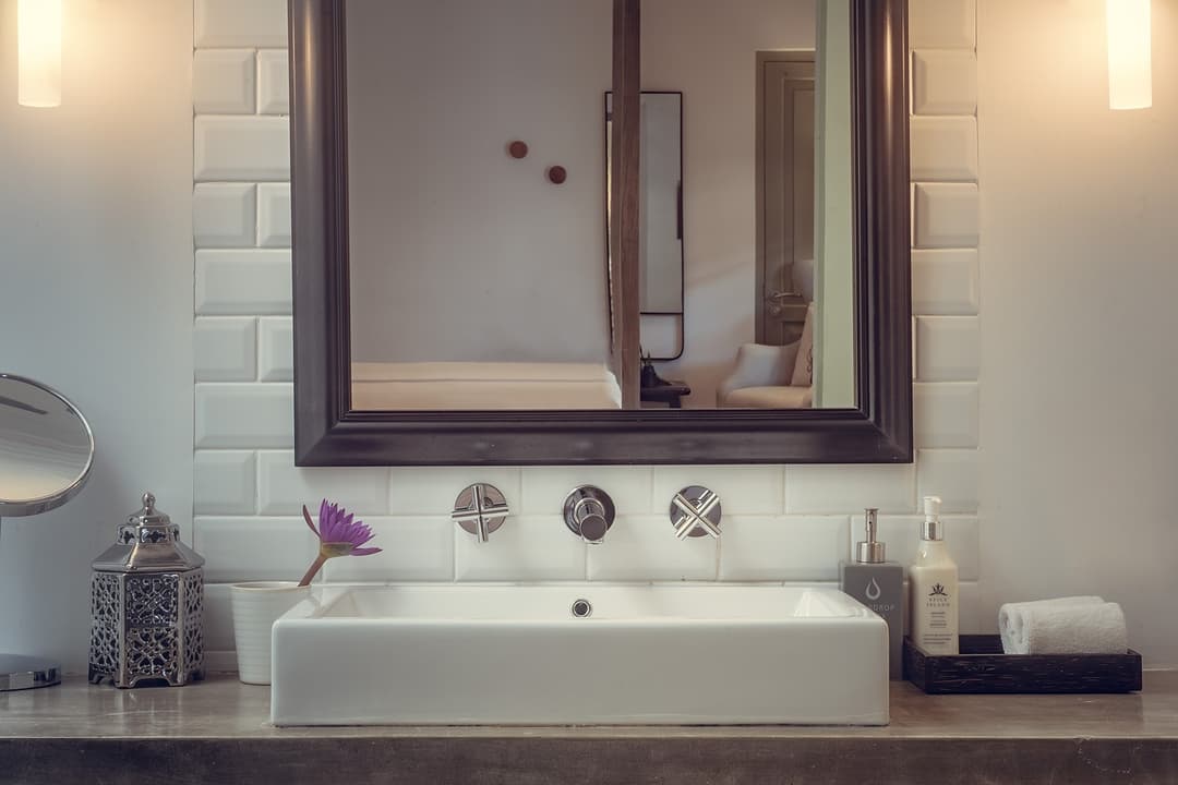 Fort Bazaar Galle Bazaar bathroom sink and mirror