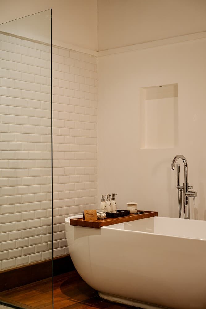 Fort Bazaar Galle bathroom with freestanding tub