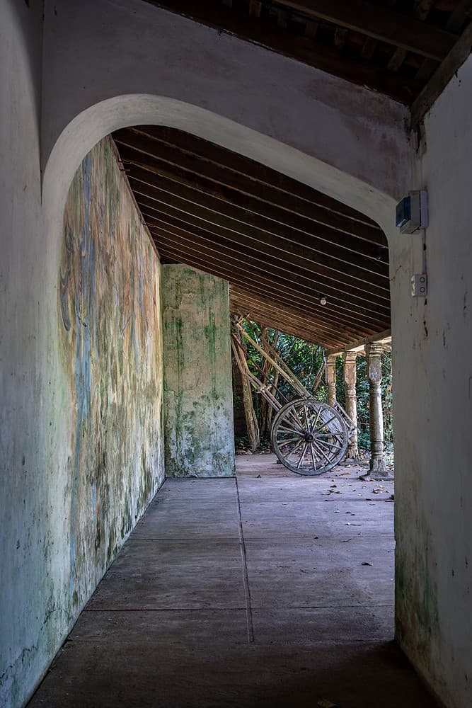 Lunuganga Gate House corridor with arches