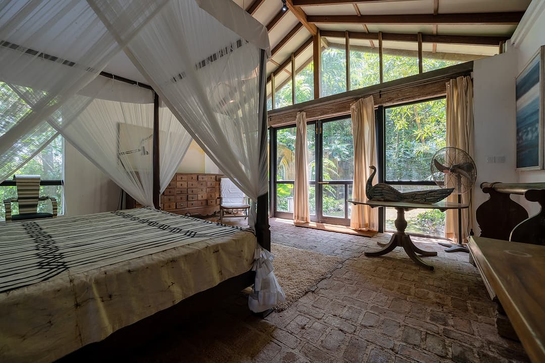 Lunuganga Gallery Studio with canopy bed
