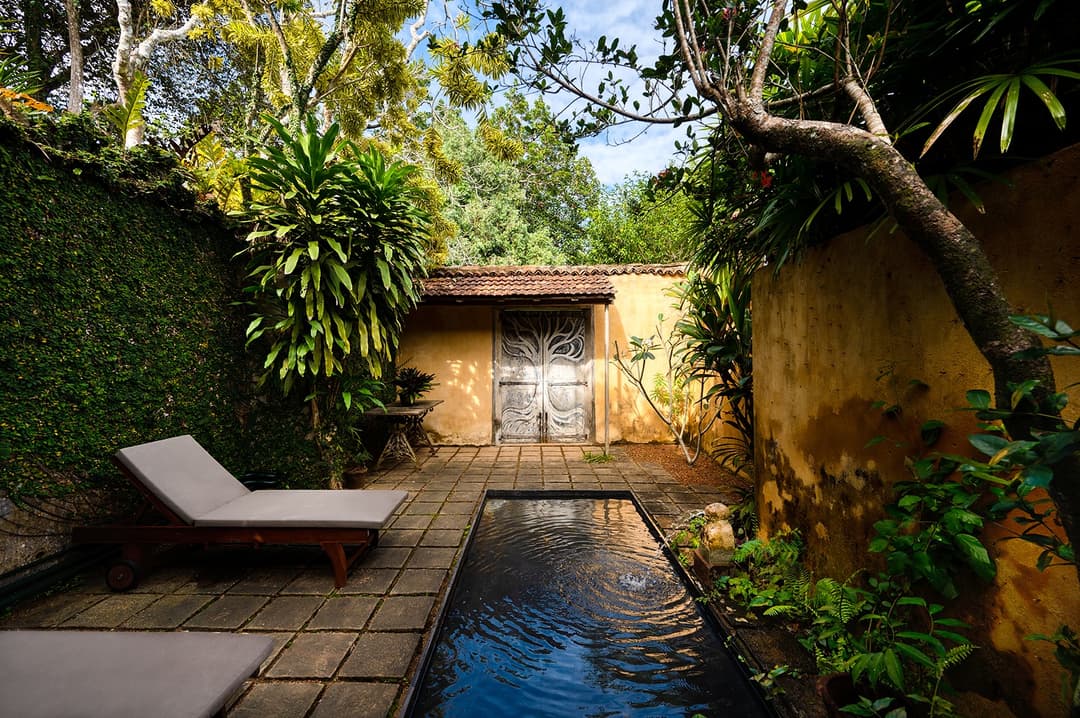 Lunuganga Bentota courtyard plunge pool with loungers