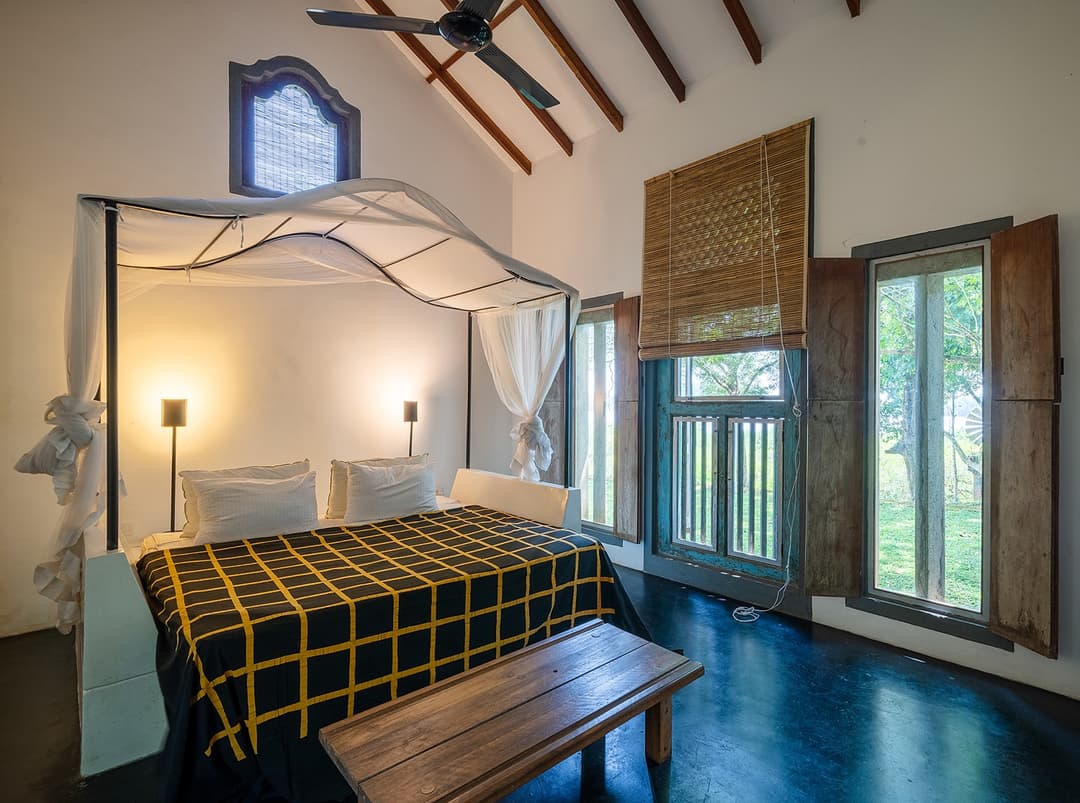 Lunuganga Cinnamon Hill bedroom with four poster bed