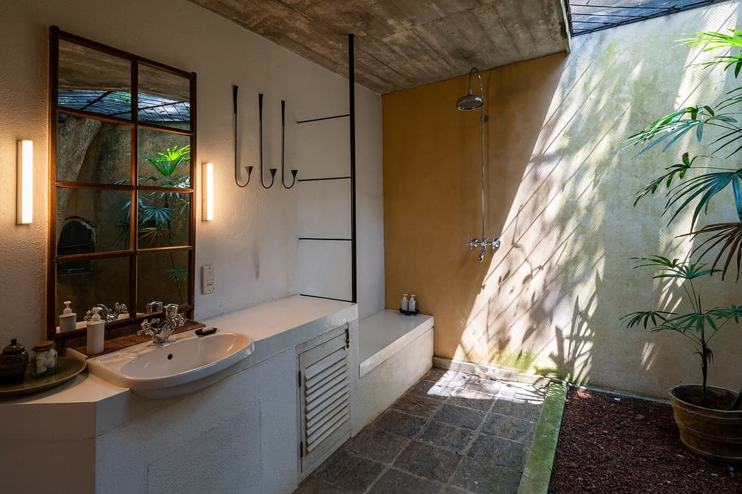 Lunuganga Cinnamon Hill bathroom interior
