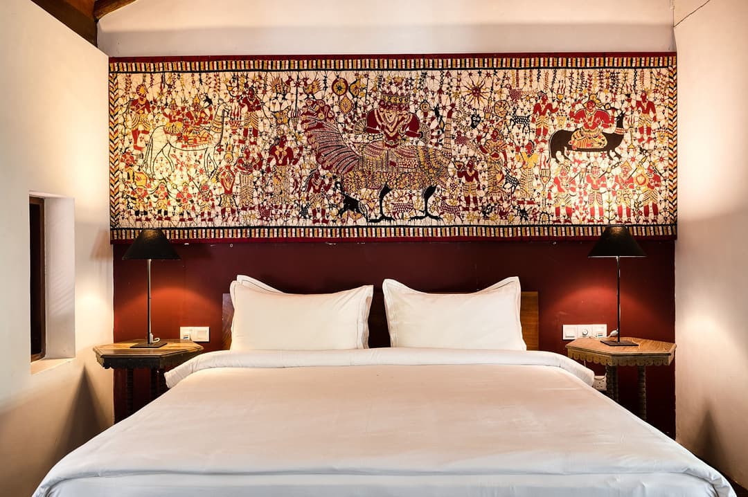 Lunuganga Bentota bedroom with tapestry interior