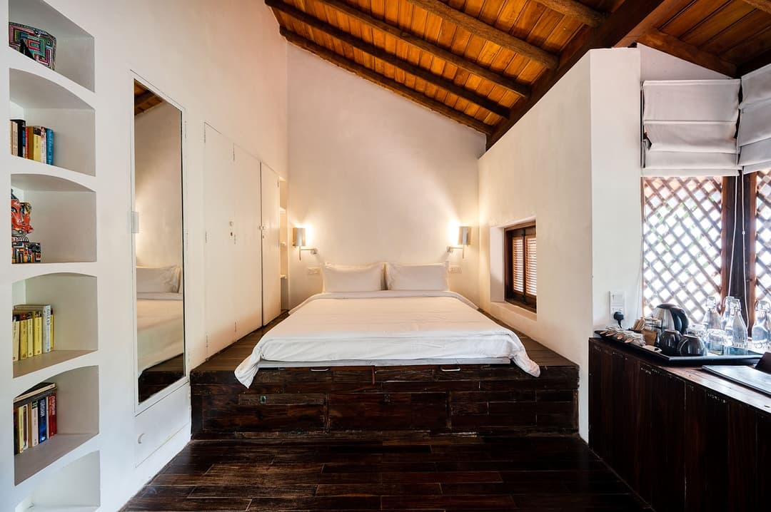 Lunuganga Bentota bedroom with bookshelf interior