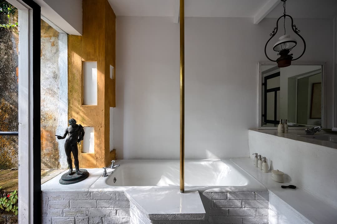 Lunuganga Bentota bathroom with tub and statue
