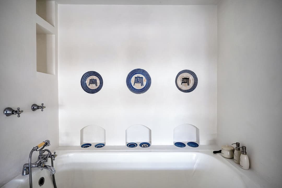 Lunuganga Bentota bathroom with tub and decorative plates