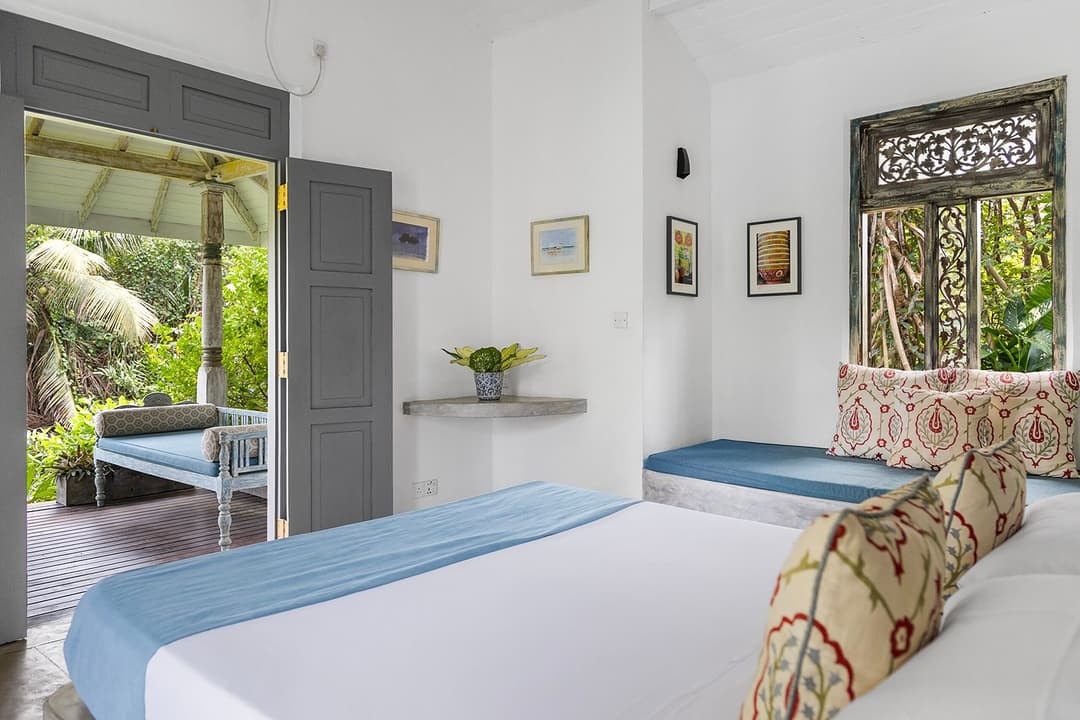Ahangama twin beds with blue linen