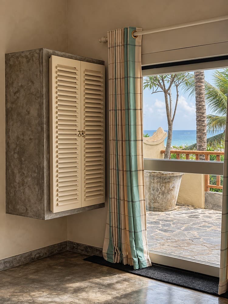 Villa Marisol wardrobe cabinet with ocean view