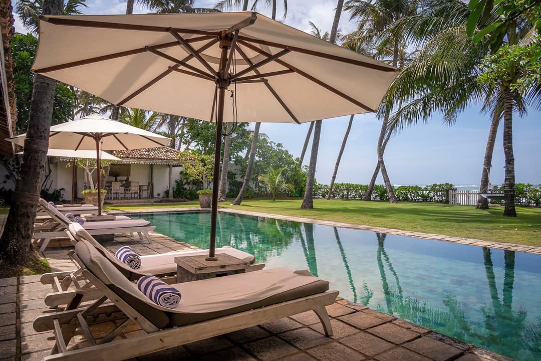 Tide House Habaraduwa pool by day with umbrella loungers