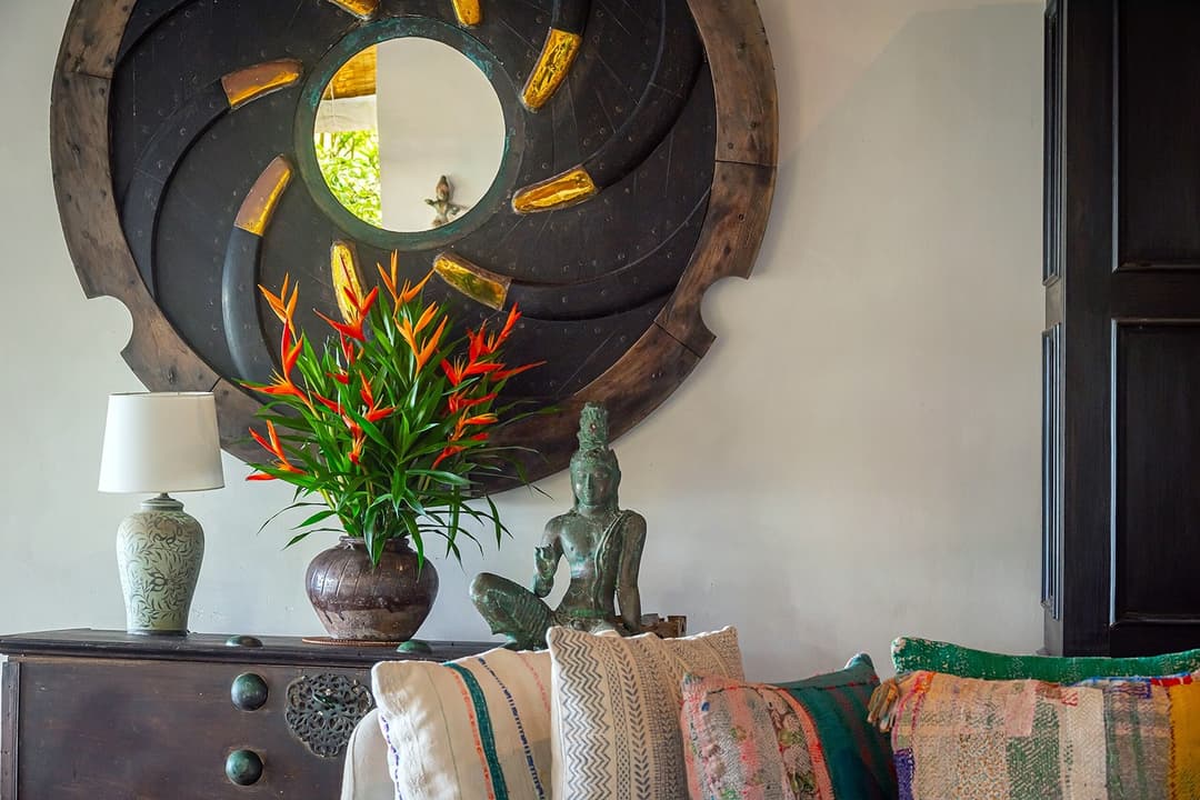 Habaraduwa round wall art with side table