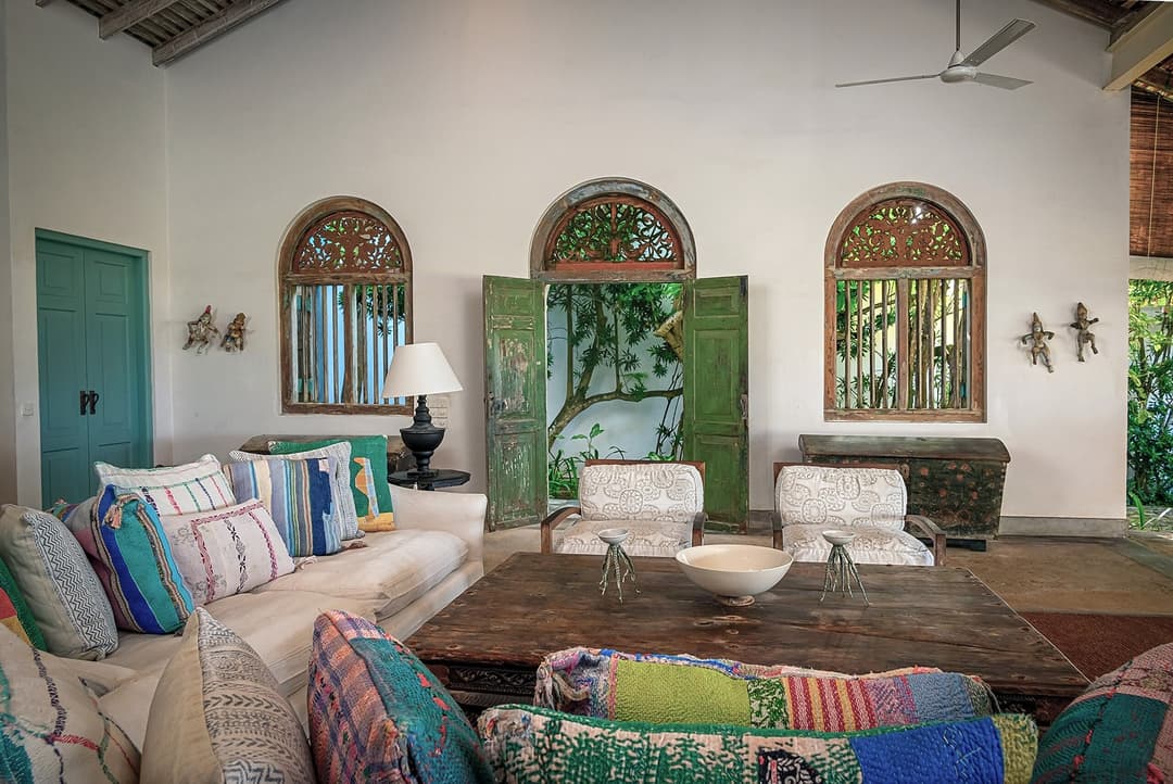 Habaraduwa living room with patterned sofa and arches