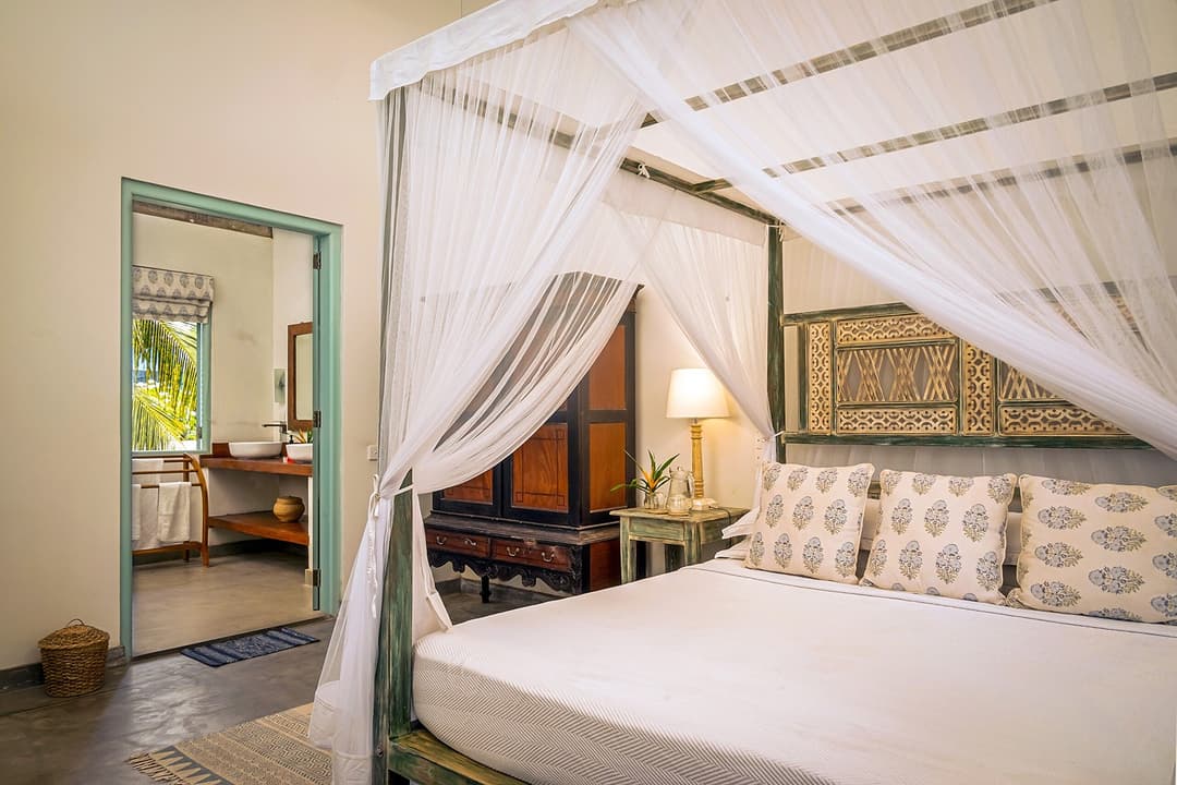 Habaraduwa twin canopy bedroom with teal doors