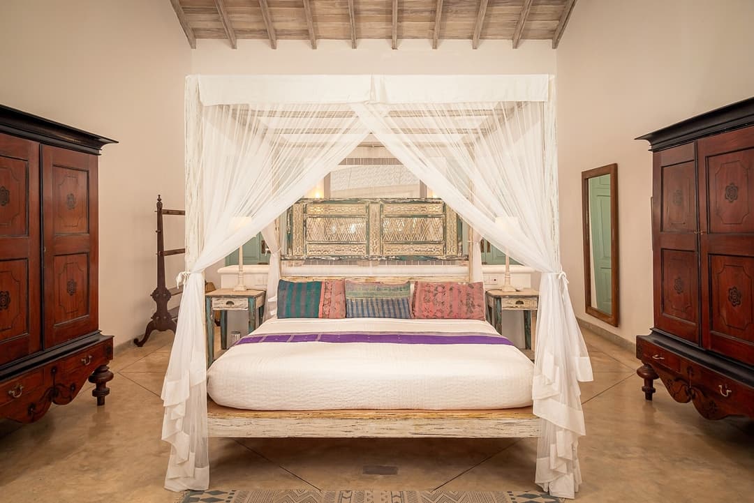 Habaraduwa bedroom with canopy bed and wood wardrobe