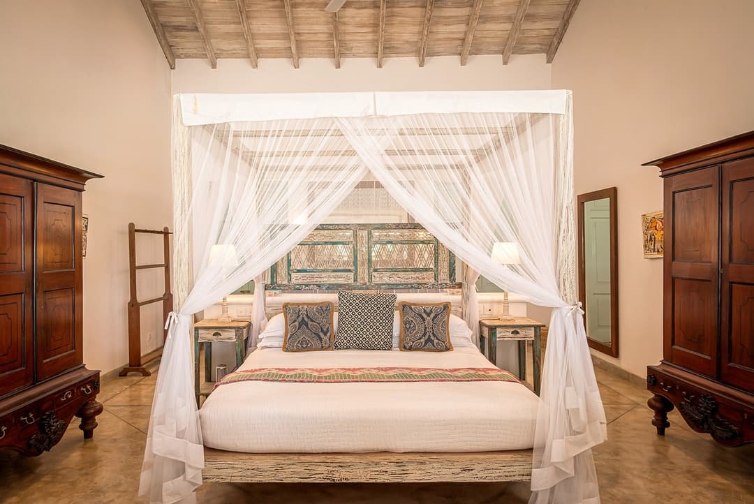 Habaraduwa bedroom canopy bed wood wardrobe alternate