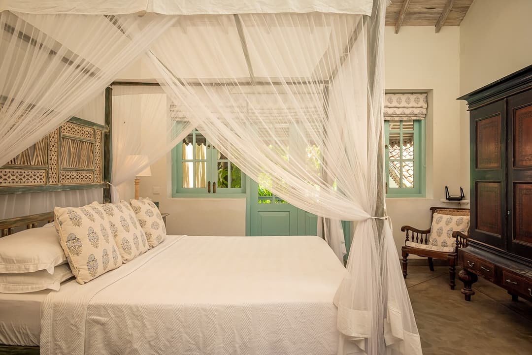 Habaraduwa bedroom canopy bed with teal garden view