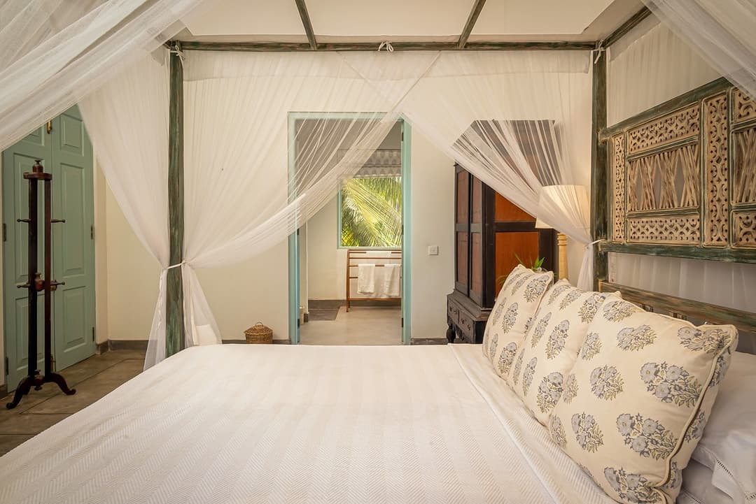 Habaraduwa bedroom canopy bed with teal doors open
