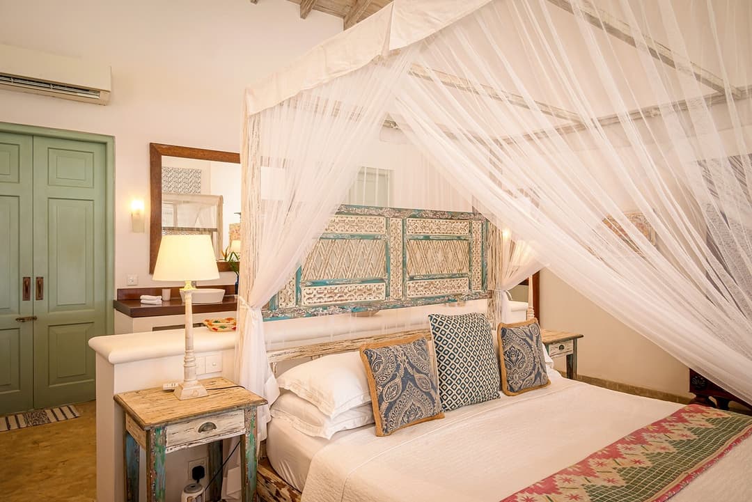 Habaraduwa bedroom with canopy bed and teal desk