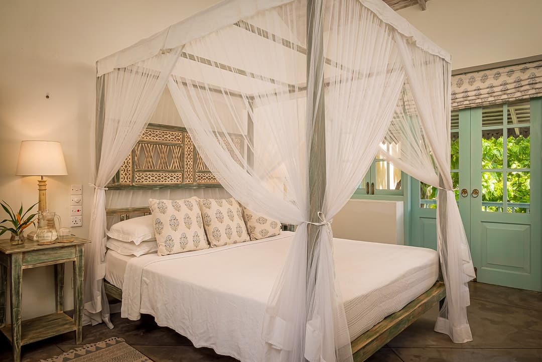 Habaraduwa bedroom canopy bed with teal doors open