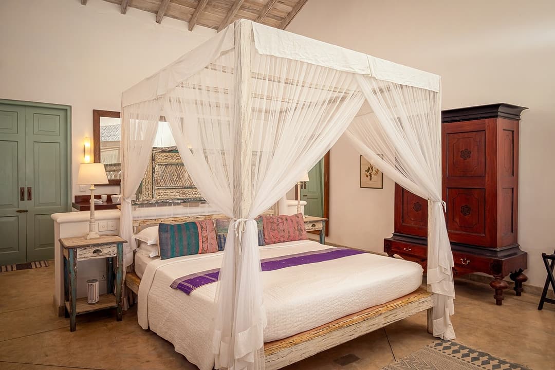 Habaraduwa bedroom canopy bed dark wood alternate