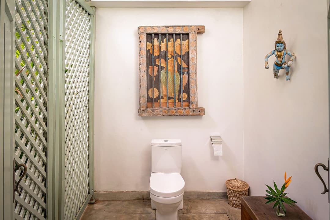 Habaraduwa bathroom with toilet and lattice screen