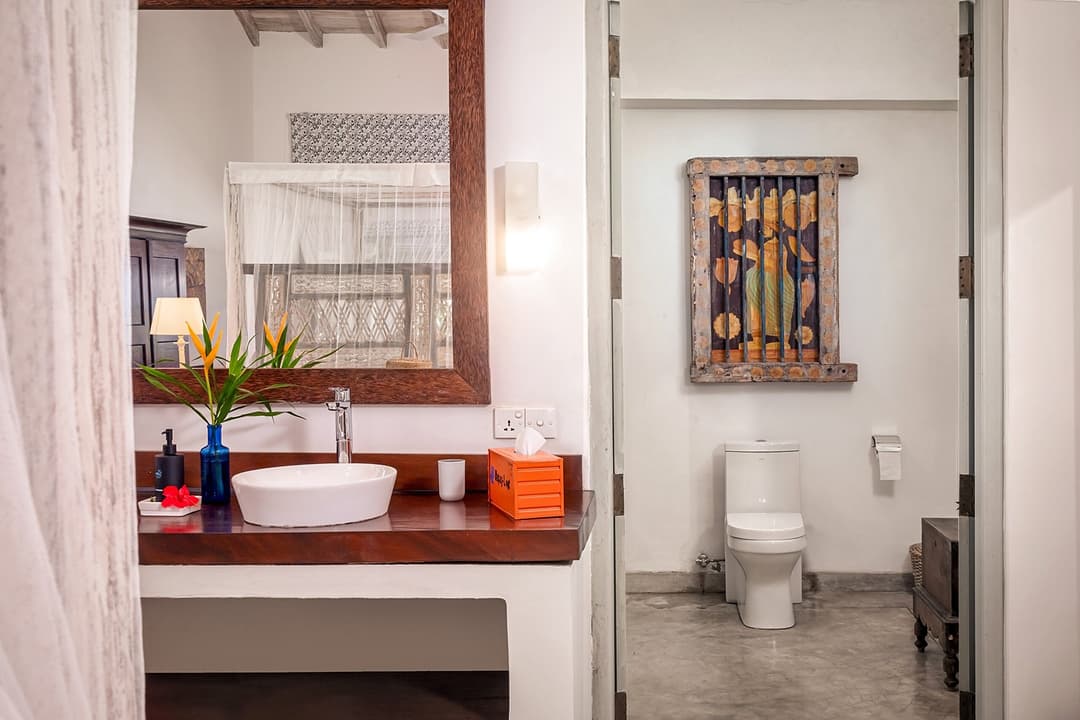 Habaraduwa bathroom with double sink and teal window