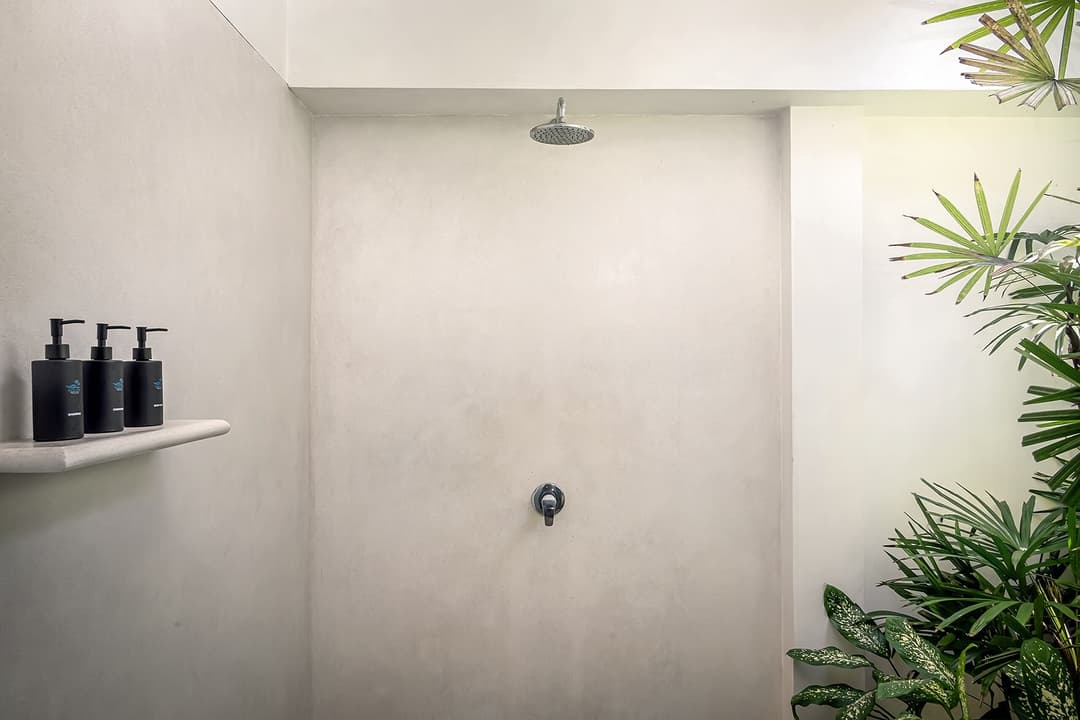 Habaraduwa bathroom with double sink and shower stall