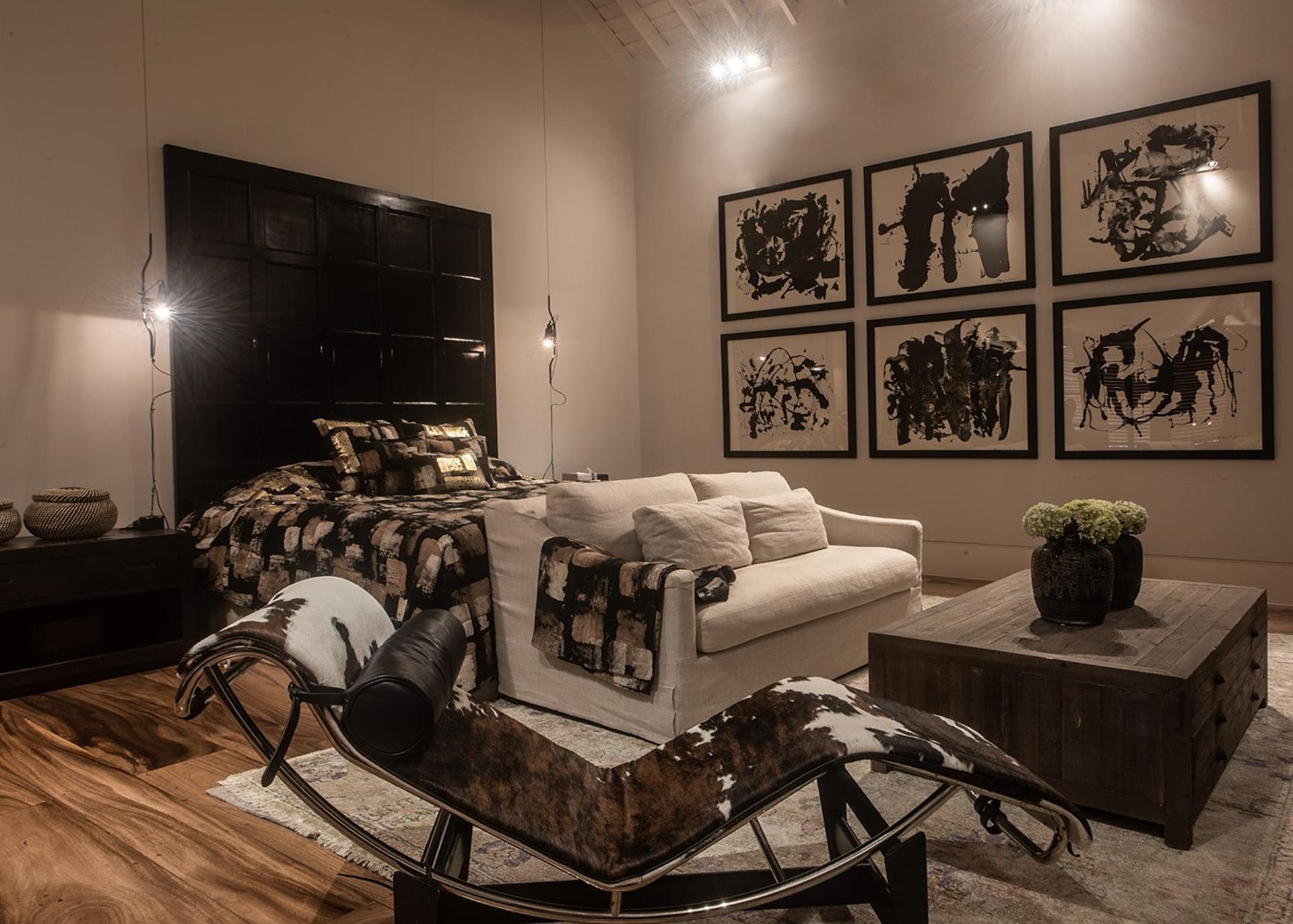 Lounge with cream sofa, chaise longue and art panels, No. 77 Leyn Baan, Galle Fort