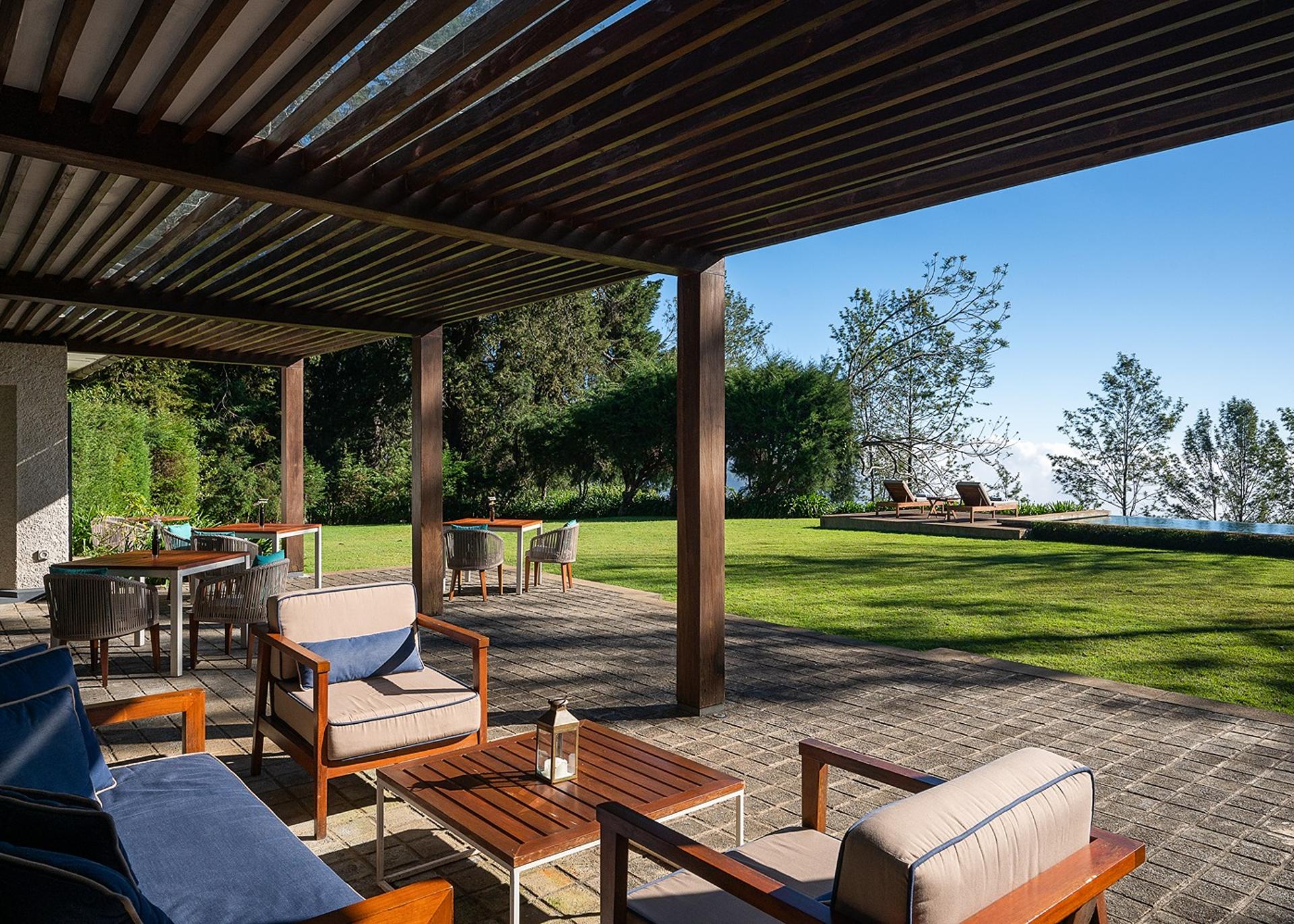 Veranda with loungers and garden view, Goatfell Kandapola