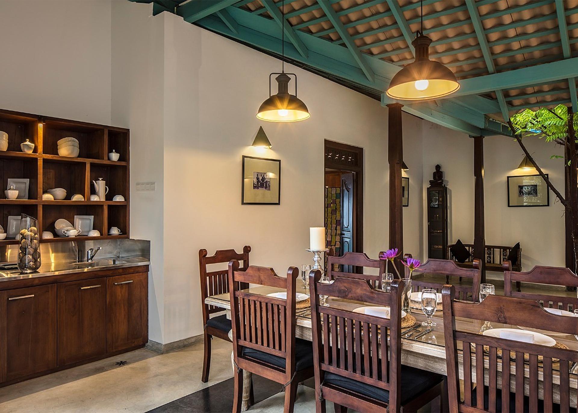 Villa dining room with high ceiling, Magalla Casa Galle