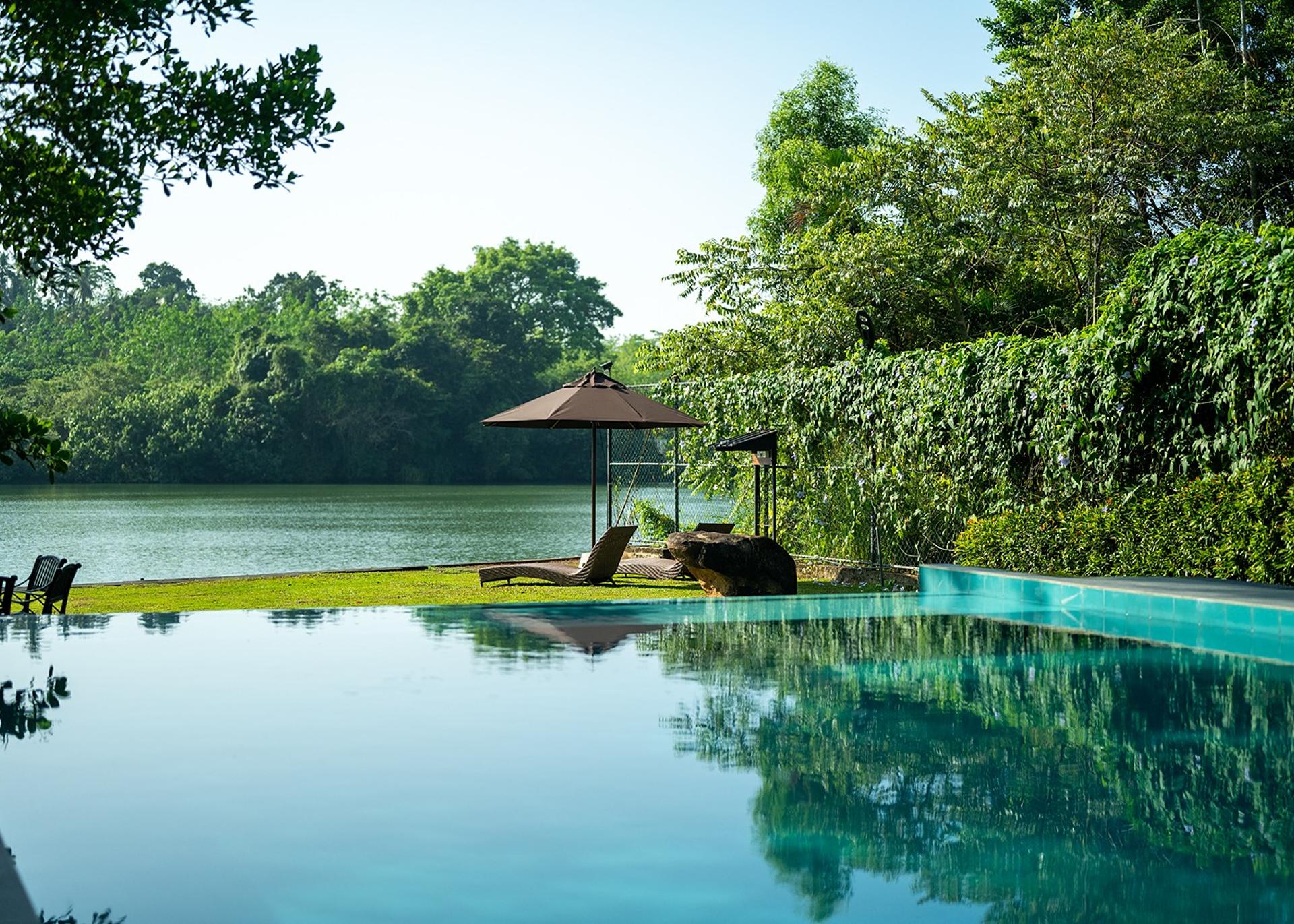 Pool at water level with greenery, Kurokawa Kalutara