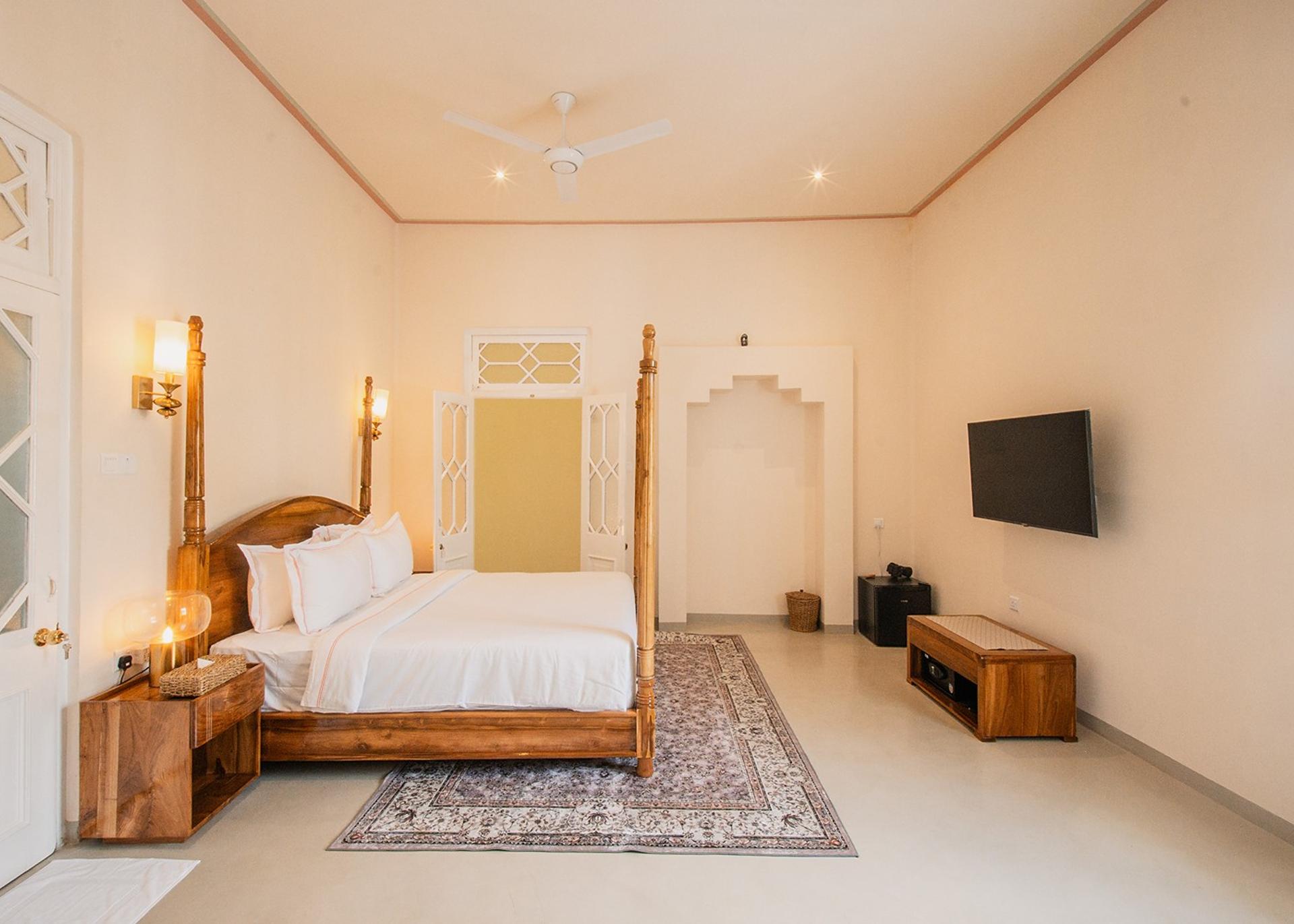 Four-poster room with warm rug, Padmaraga Galle Fort
