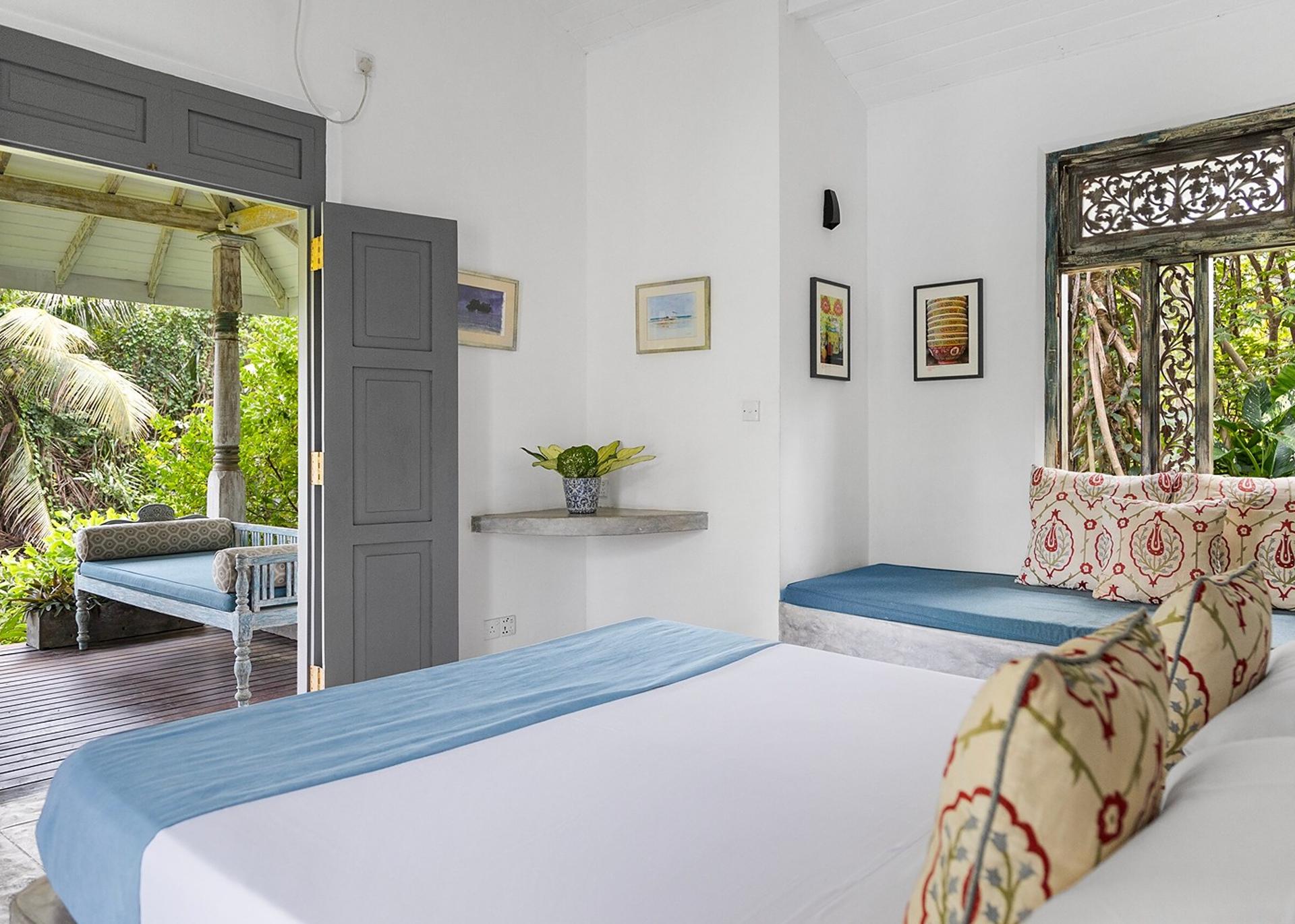 Ahangama twin beds with blue linen