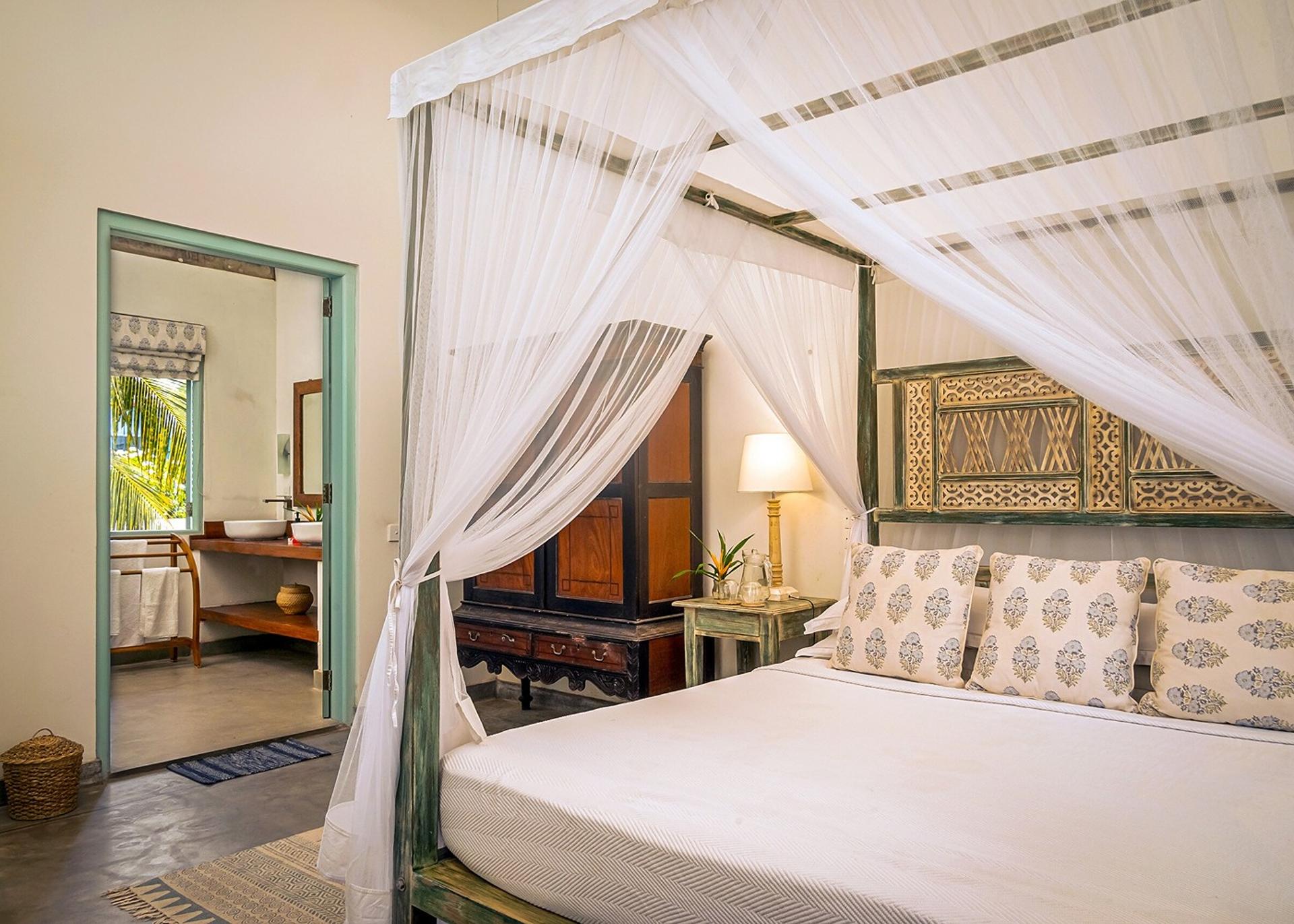 Habaraduwa twin canopy bedroom with teal doors