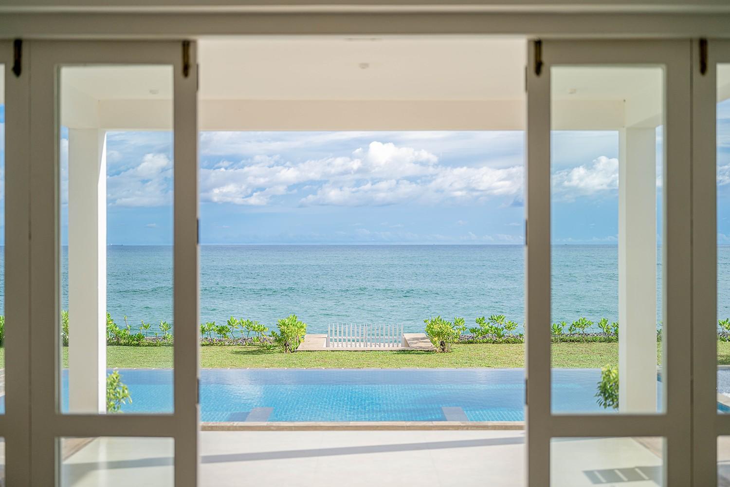 Mirissa luxury villa bedroom with floor to ceiling glass and ocean view