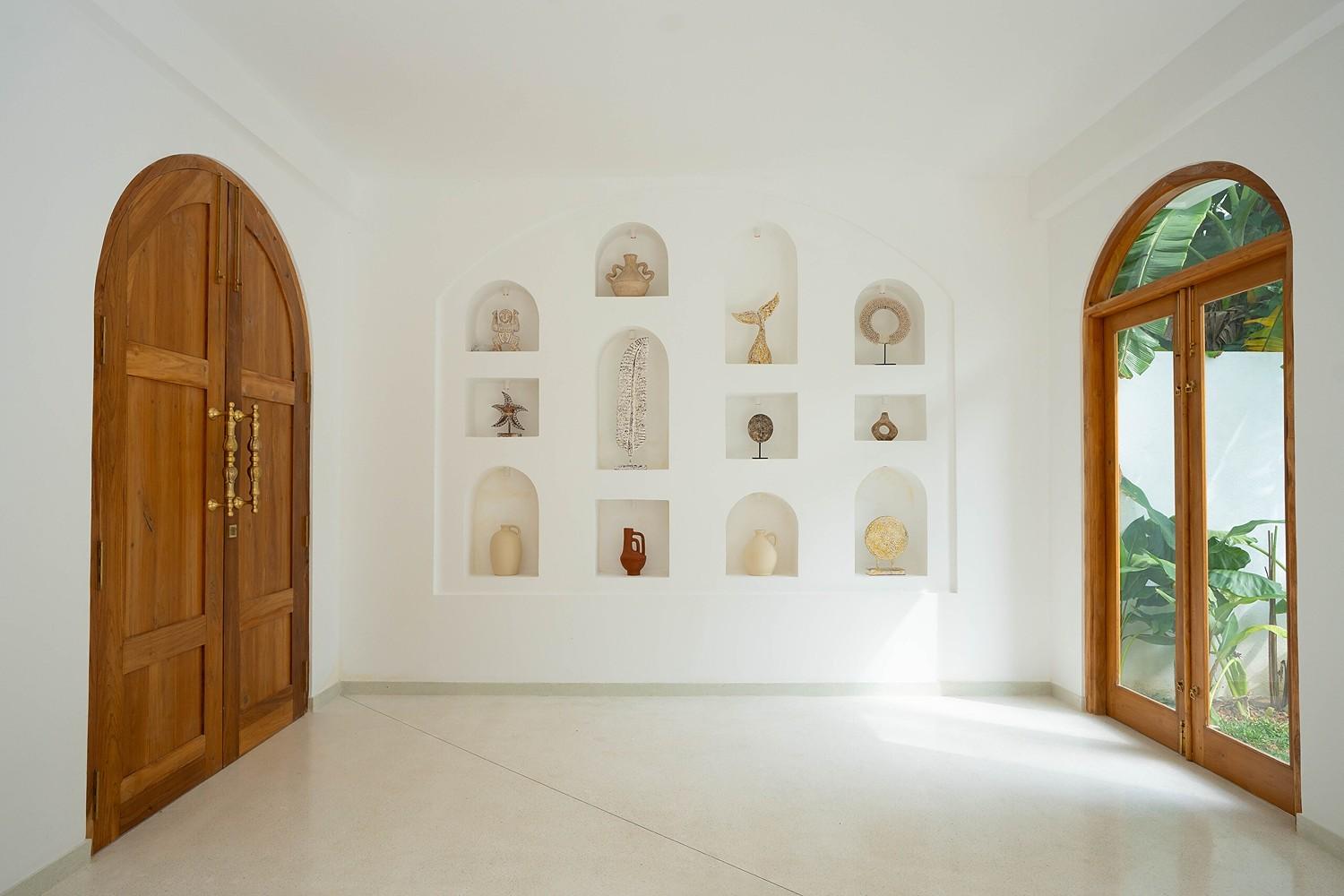 Arco House Ahangama entrance hallway with arched door