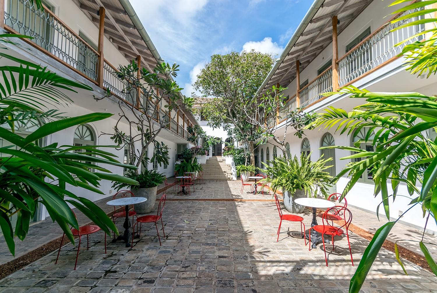 Fort Bazaar Galle courtyard walkway by day